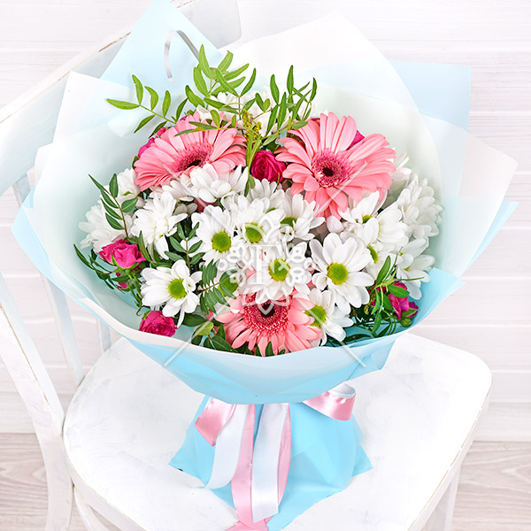 Аморе мио -букет из кустовых роз, хризантем и гербер